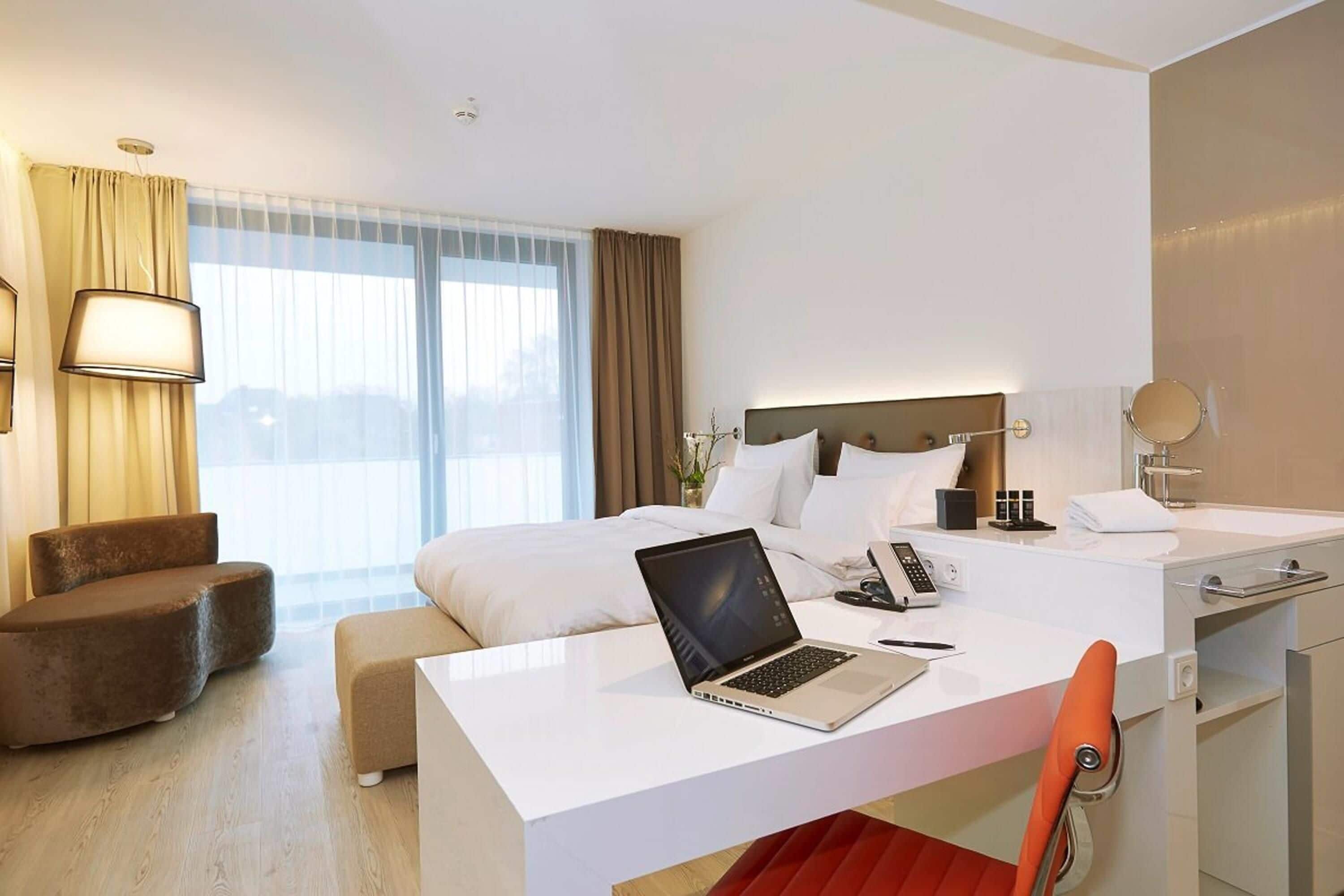 Minibar, coffres-forts dans les chambres, bureau