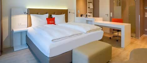 Habitación doble estándar, 1 cama matrimonial | Minibar, caja de seguridad en la habitación y escritorio