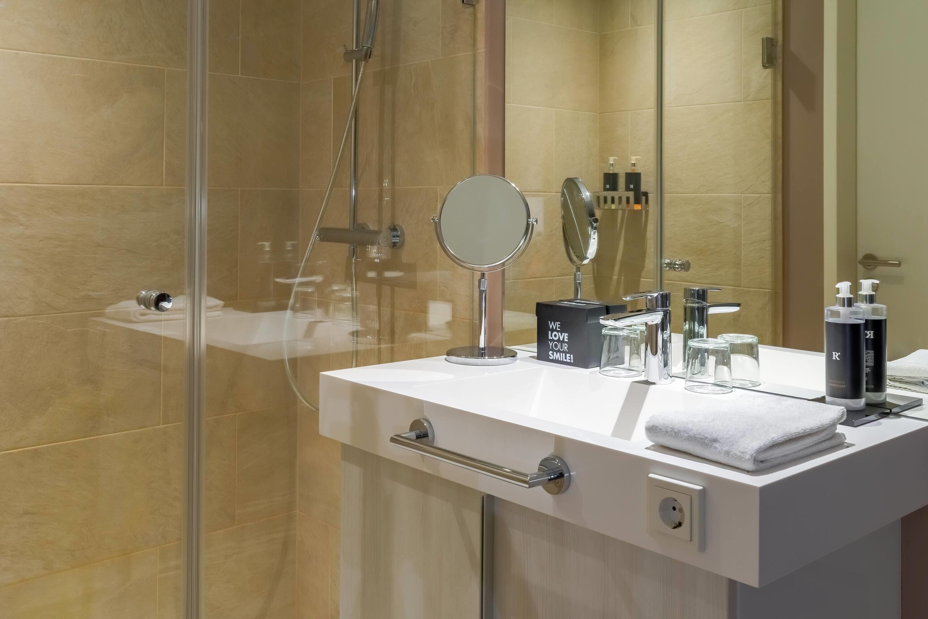 Standaard tweepersoonskamer, 1 tweepersoonsbed | Badkamer | Een bad/douchecombinatie, een regendouche, gratis toiletartikelen