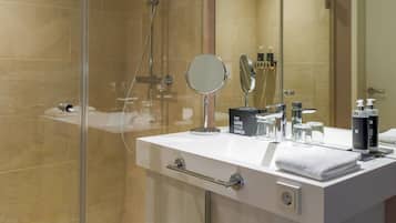 Standaard tweepersoonskamer, 1 tweepersoonsbed | Badkamer | Een bad/douchecombinatie, een regendouche, gratis toiletartikelen