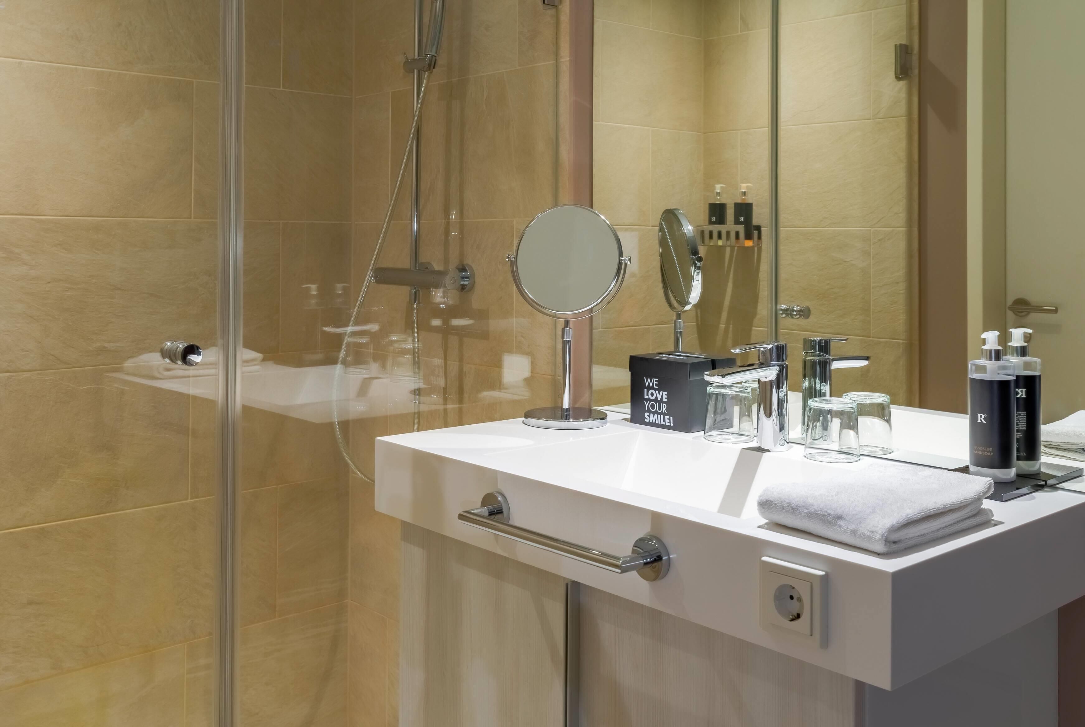 Superior-Doppelzimmer, 1 Doppelbett | Badezimmer | Duschwanne, Regendusche, kostenlose Toilettenartikel, Haartrockner