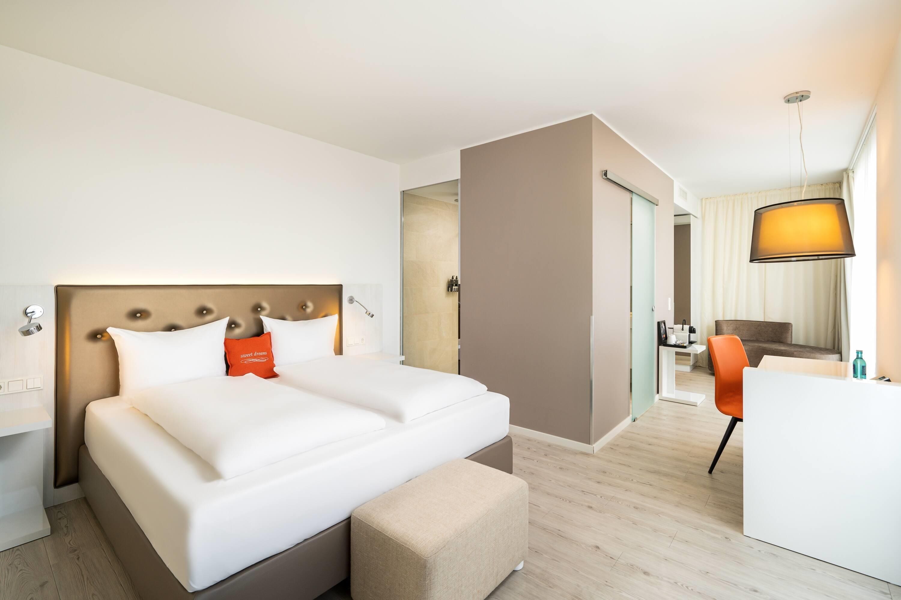 Habitación doble Deluxe, 1 cama matrimonial | Minibar, caja de seguridad en la habitación y escritorio 