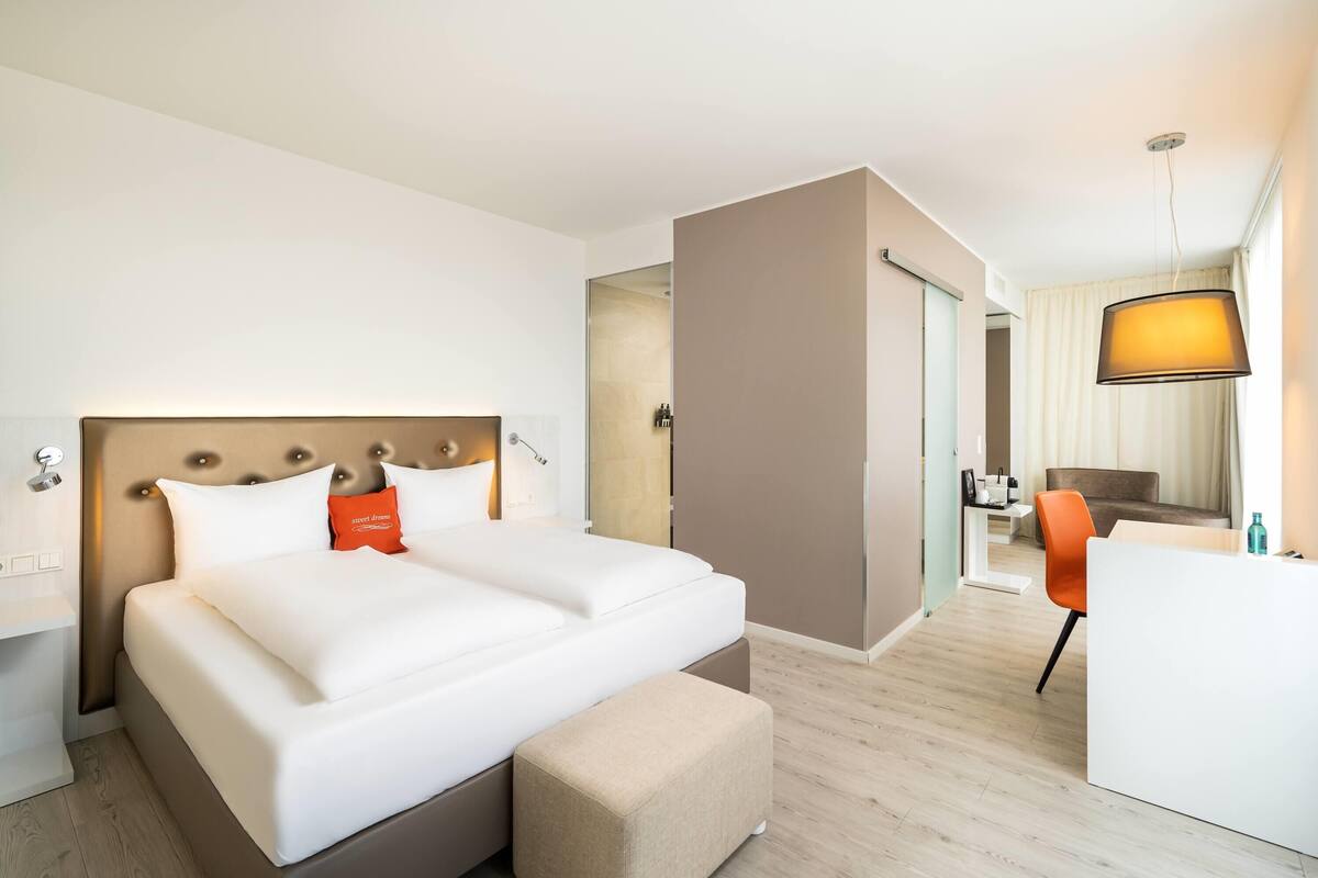 Deluxe Double Room, 1 Double Bed | Minibar, in-room safe, desk, laptop workspace