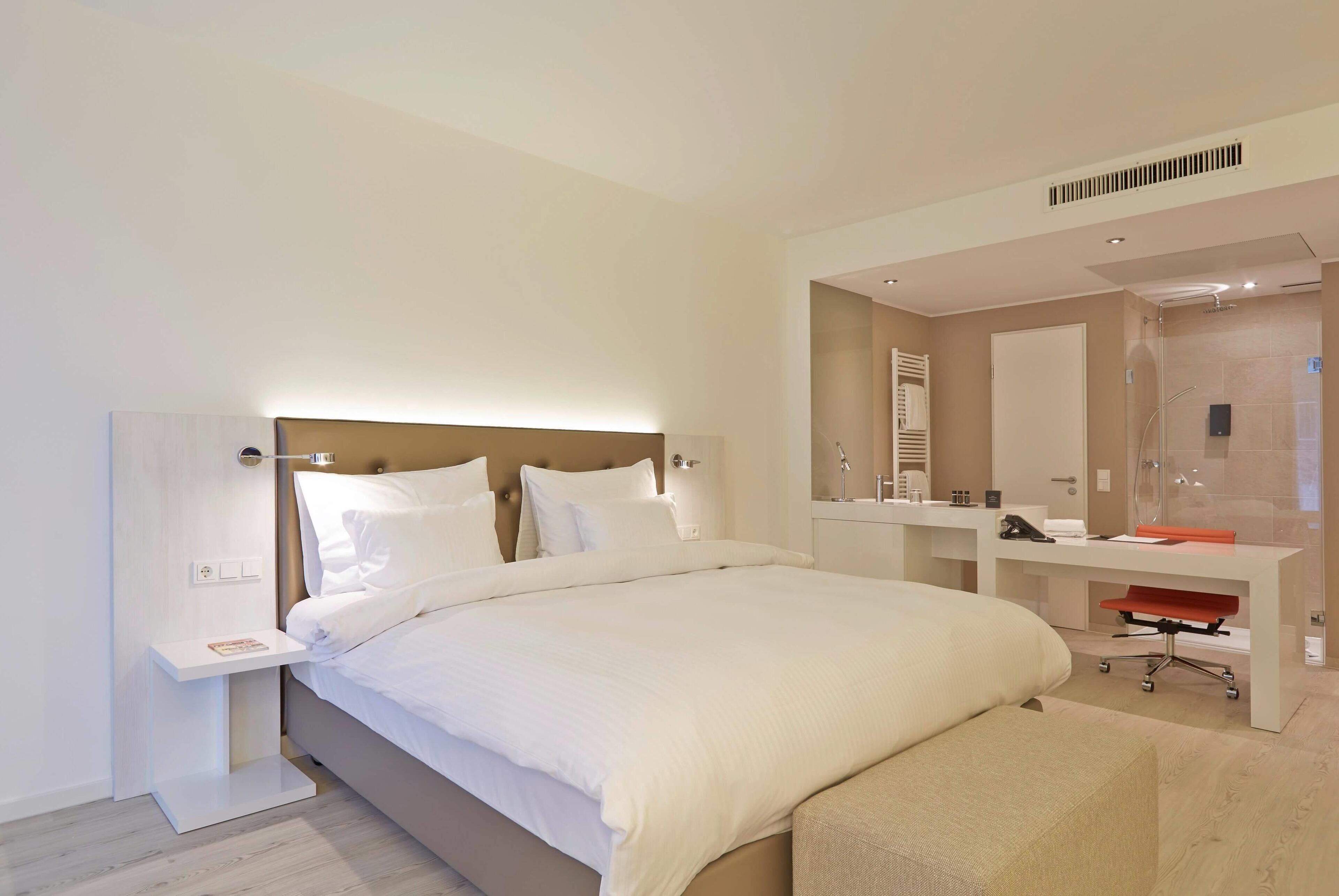 Minibar, Zimmersafe, Schreibtisch, laptopgeeigneter Arbeitsplatz