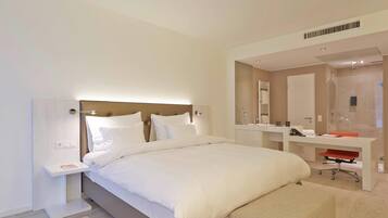 Minibar, Zimmersafe, Schreibtisch, laptopgeeigneter Arbeitsplatz