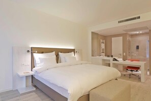 Minibar, caja de seguridad en la habitación y escritorio 