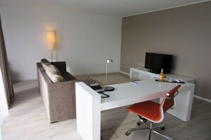 Suite, 1 tweepersoonsbed | Een minibar, een kluis op de kamer, een bureau, een laptopwerkplek