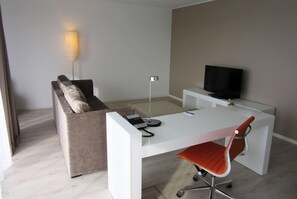 Suite, 1 cama matrimonial | Minibar, caja de seguridad en la habitación y escritorio 