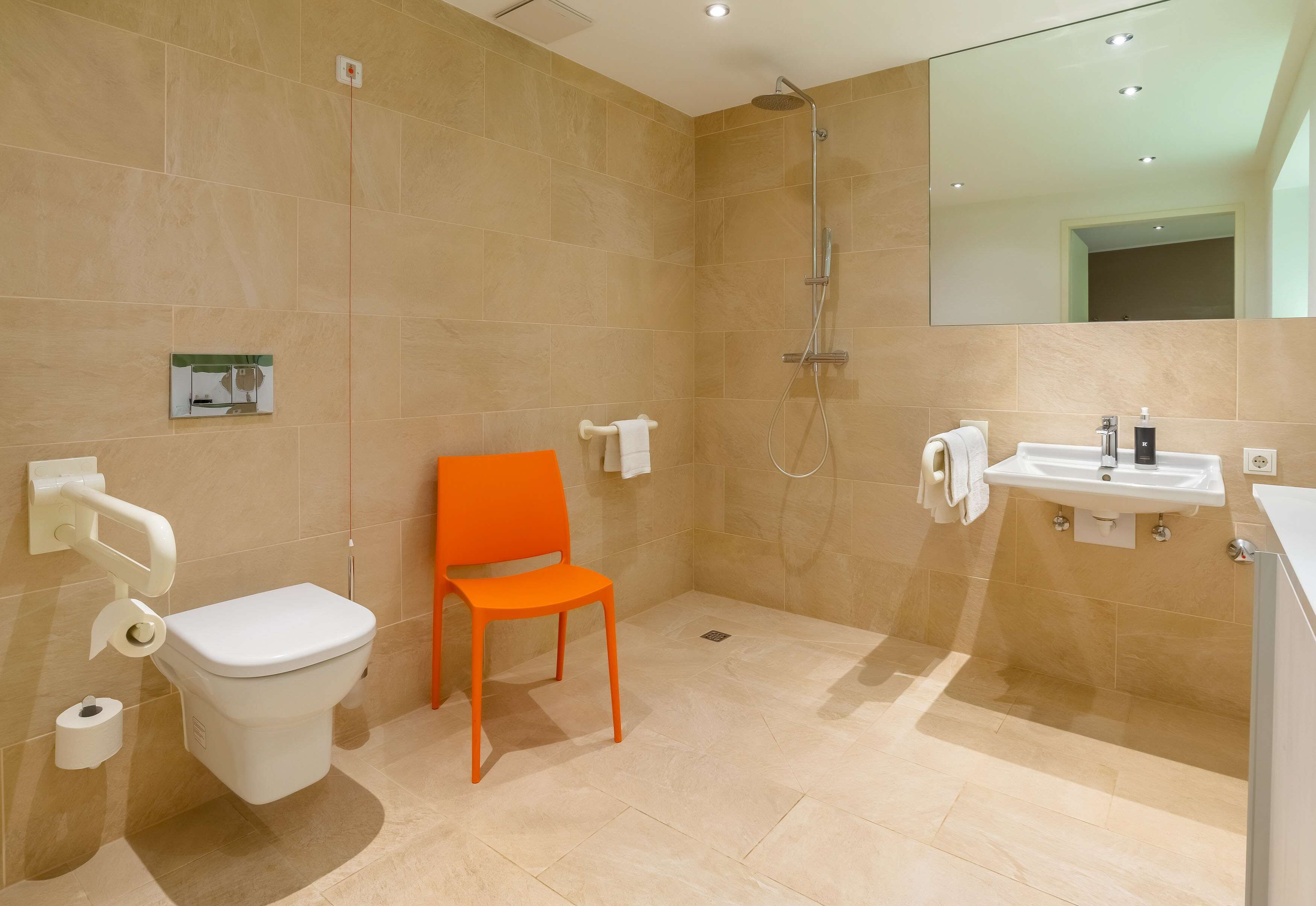 superior room | bathroom | combined shower/bathtub, rainfall showerhead, free toiletries