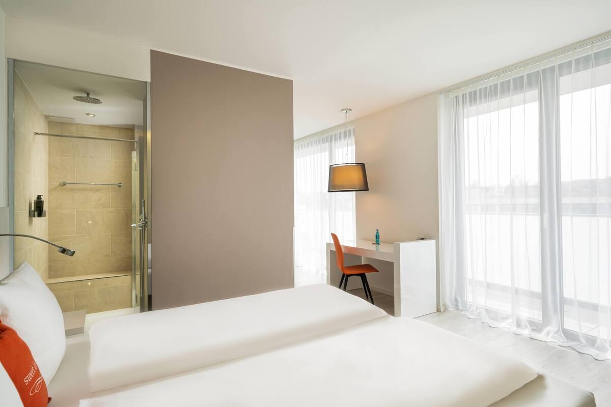 Suite, 1 Double Bed | Minibar, in-room safe, desk, laptop workspace