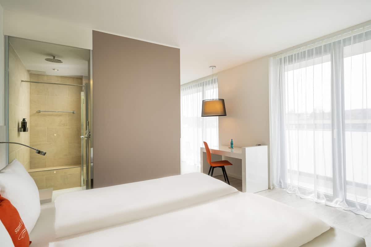 Suite | Minibar, caja de seguridad en la habitación y escritorio