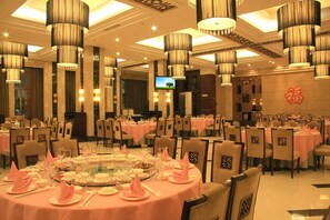 2 restaurants, breakfast, lunch served; local and international cuisine