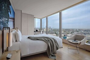 Minibar, caja de seguridad en la habitación y escritorio 