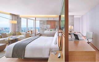 Minibar, caja de seguridad en la habitación y escritorio 