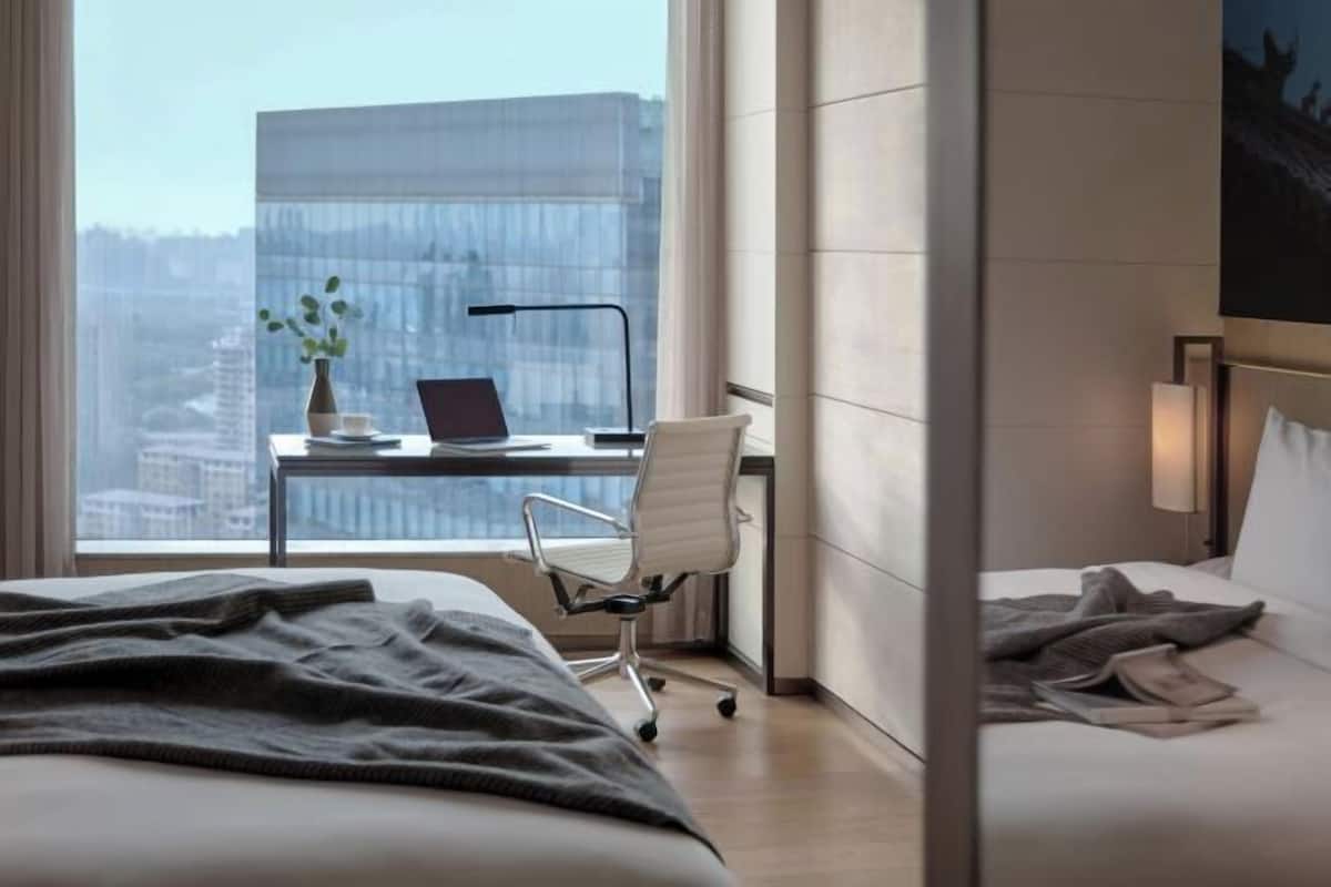 Minibar, caja de seguridad en la habitación y escritorio