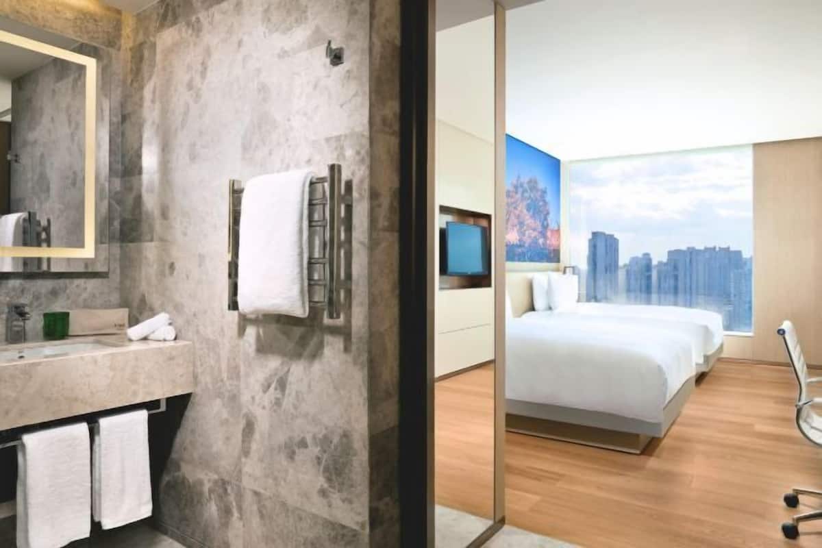 Minibar, caja de seguridad en la habitación y escritorio