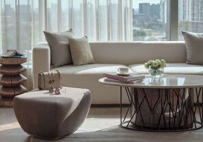 Minibar, Zimmersafe, Schreibtisch, laptopgeeigneter Arbeitsplatz