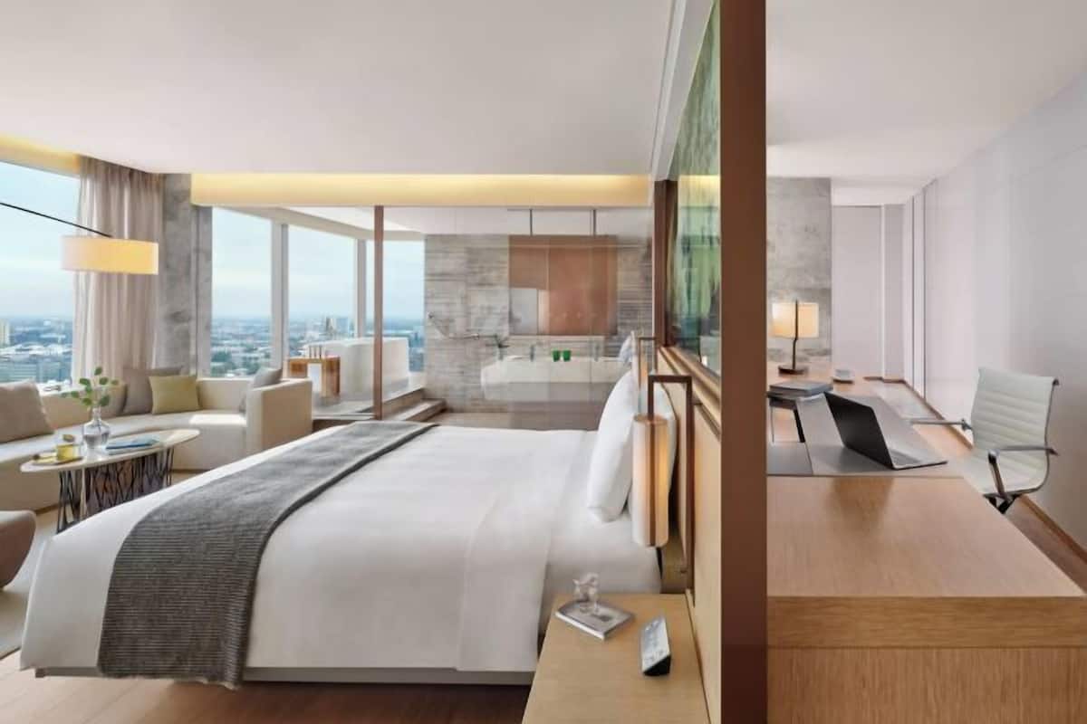 Minibar, caja de seguridad en la habitación y escritorio
