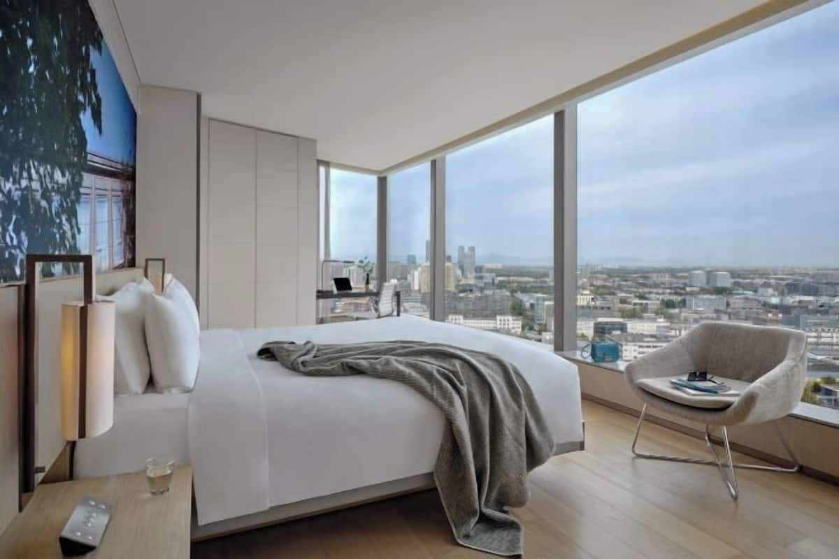 Minibar, caja de seguridad en la habitación y escritorio
