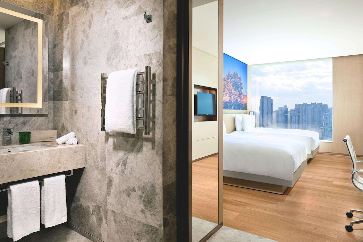 Minibar, caja de seguridad en la habitación y escritorio