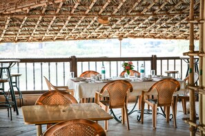 供應早餐、午餐、晚餐；海鮮；池景