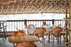 Breakfast, lunch, dinner served; seafood, pool views 