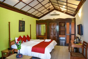 Superior Double or Twin Room | Minibar, desk, blackout drapes, iron/ironing board