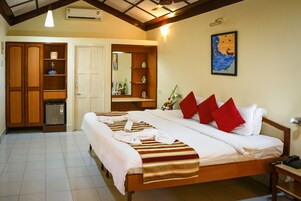 Superior Double or Twin Room | Minibar, desk, blackout drapes, iron/ironing board