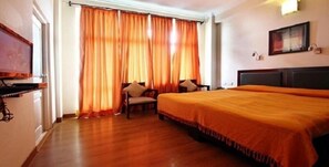 Blackout curtains, iron/ironing board - Villa Paradiso (Dharamshala)