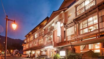 Vista frontal de la propiedad por la tarde o noche