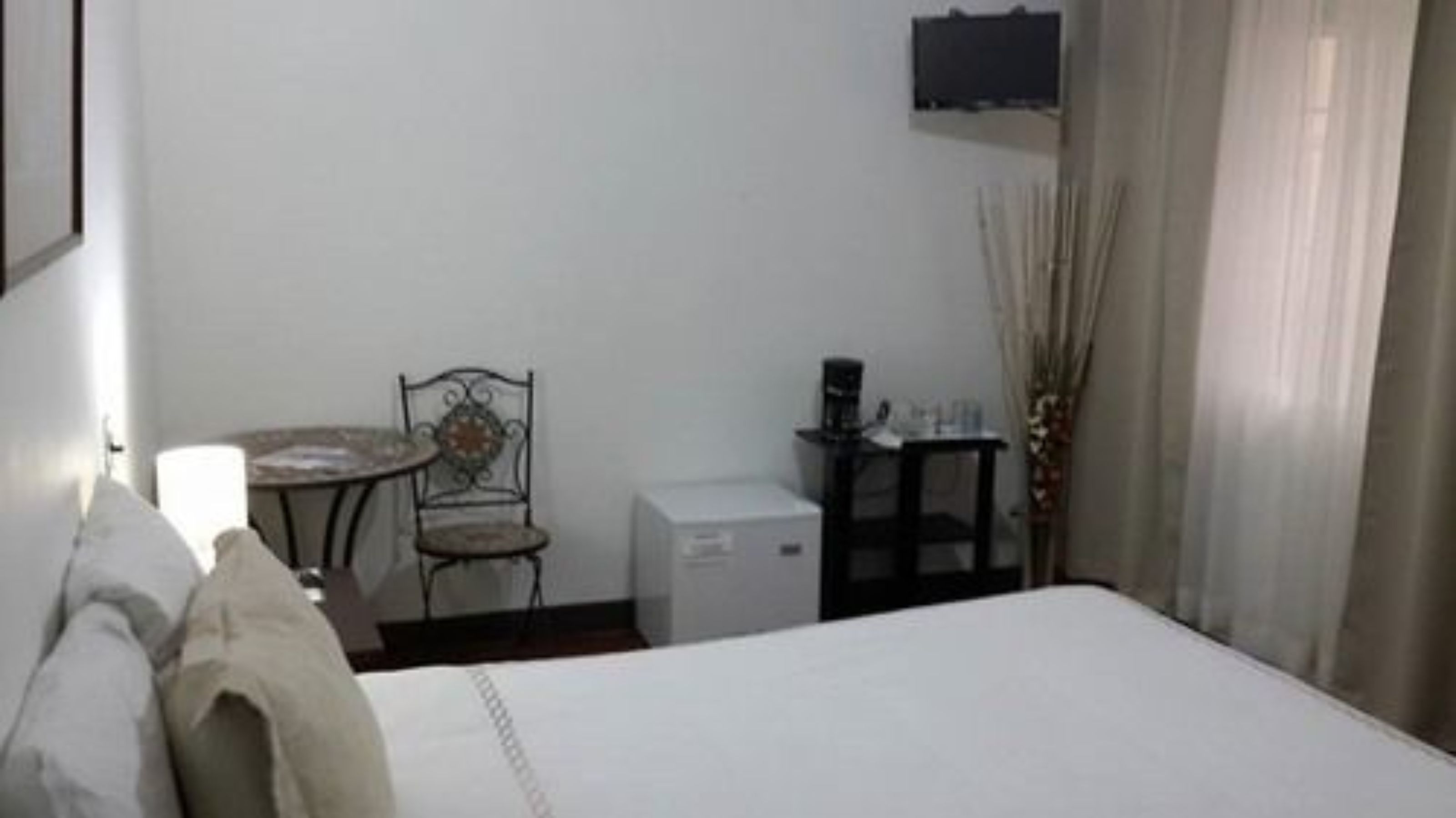 standard double room | minibar, in-room safe, individually decorated, individually furnished