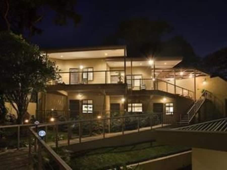 Fachada da propriedade à noite