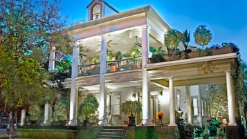 إطلالة على الشارع