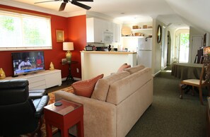 Suite Premium, 1 Tempat Tidur King, dapur (Turner Loft, 3rd Floor Walk-up) | Area keluarga | Televisi layar datar 35-inci dengan saluran TV kabel, TV, dan iPad