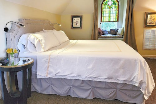 Premium Suite, 1 King Bed, Kitchen (Turner Loft, 3rd Floor Walk-up)