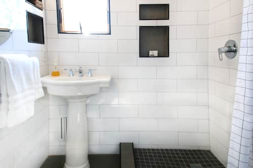 Premium Suite, 1 King Bed, Kitchen (Turner Loft, 3rd Floor Walk-up) | Bathroom | Shower, free toiletries, hair dryer, towels