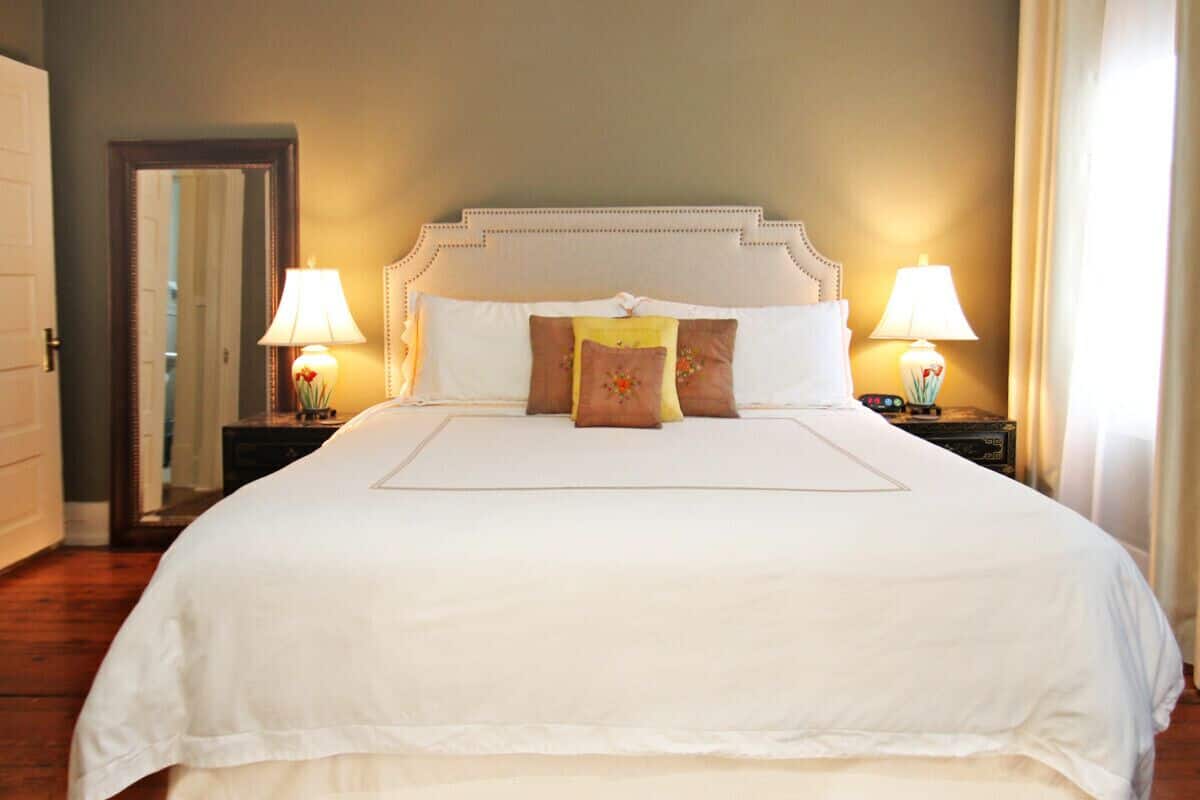 Premium-Suite, 1 King-Bett, Küche, Gartenblick (Renwick, 2nd Floor Walk-up) | Bettwäsche aus ägyptischer Baumwolle, hochwertige Bettwaren