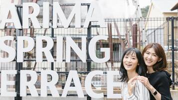 Un letrero con las palabras 'ARIMA SPRING TERRACE' en letras grandes.