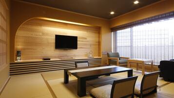 Minibar, in-room safe, individually decorated, individually furnished