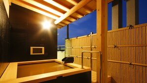 A wooden hot tub area with a bamboo fence and a wooden deck. - Arima Hot spring Ryokan Hanamusubi (Kobe)