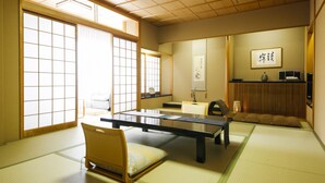 A traditional Japanese tatami room with tatami mats, a low table, and sliding doors. - Arima Hot spring Ryokan Hanamusubi (Kobe)
