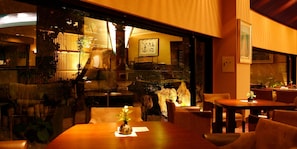 2 bars/lounges