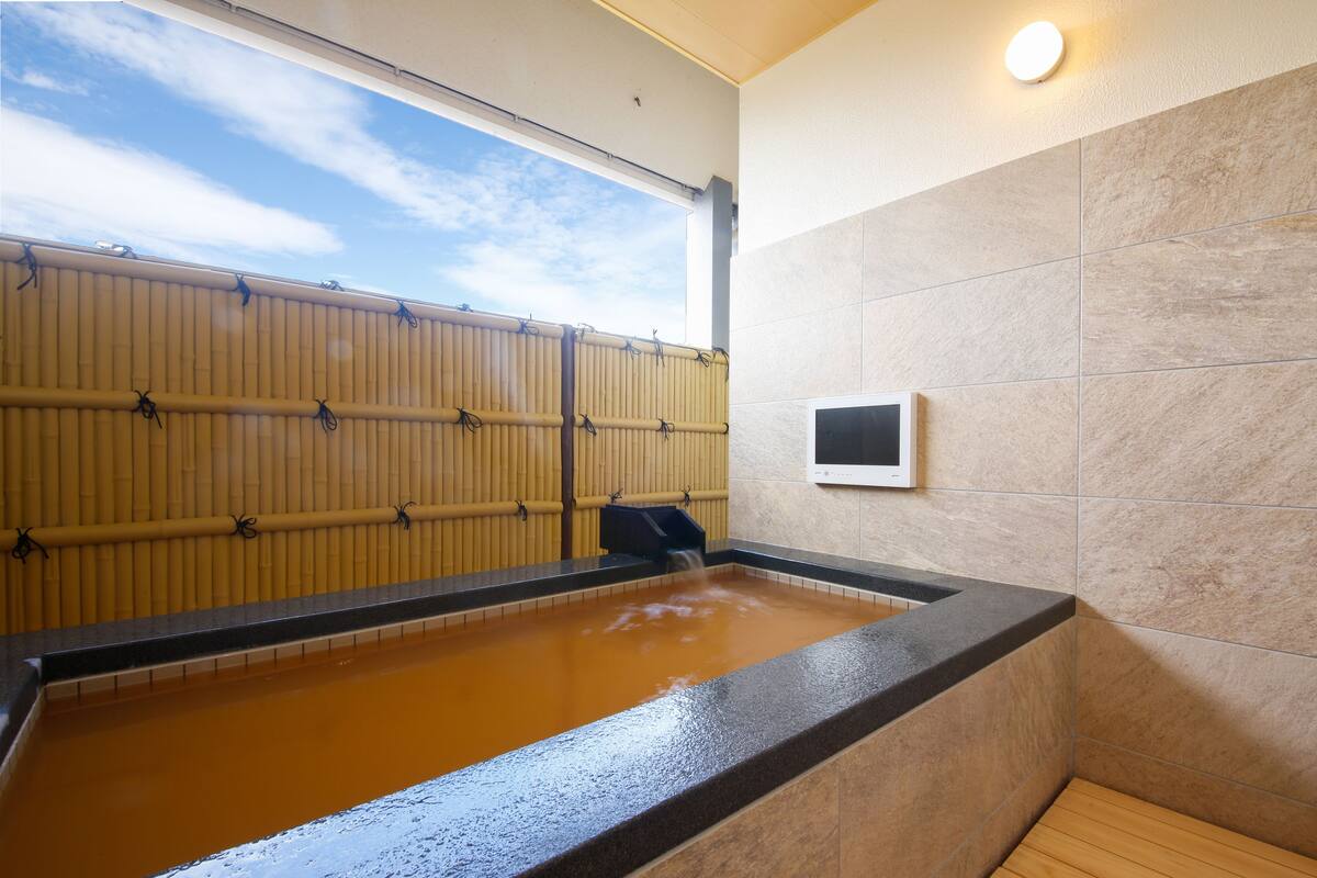 Habitación tradicional, para no fumadores (with Open-air bath, Deluxe Room) | Baño | Tina con regadera, amenidades de baño de diseñador, secadora de cabello