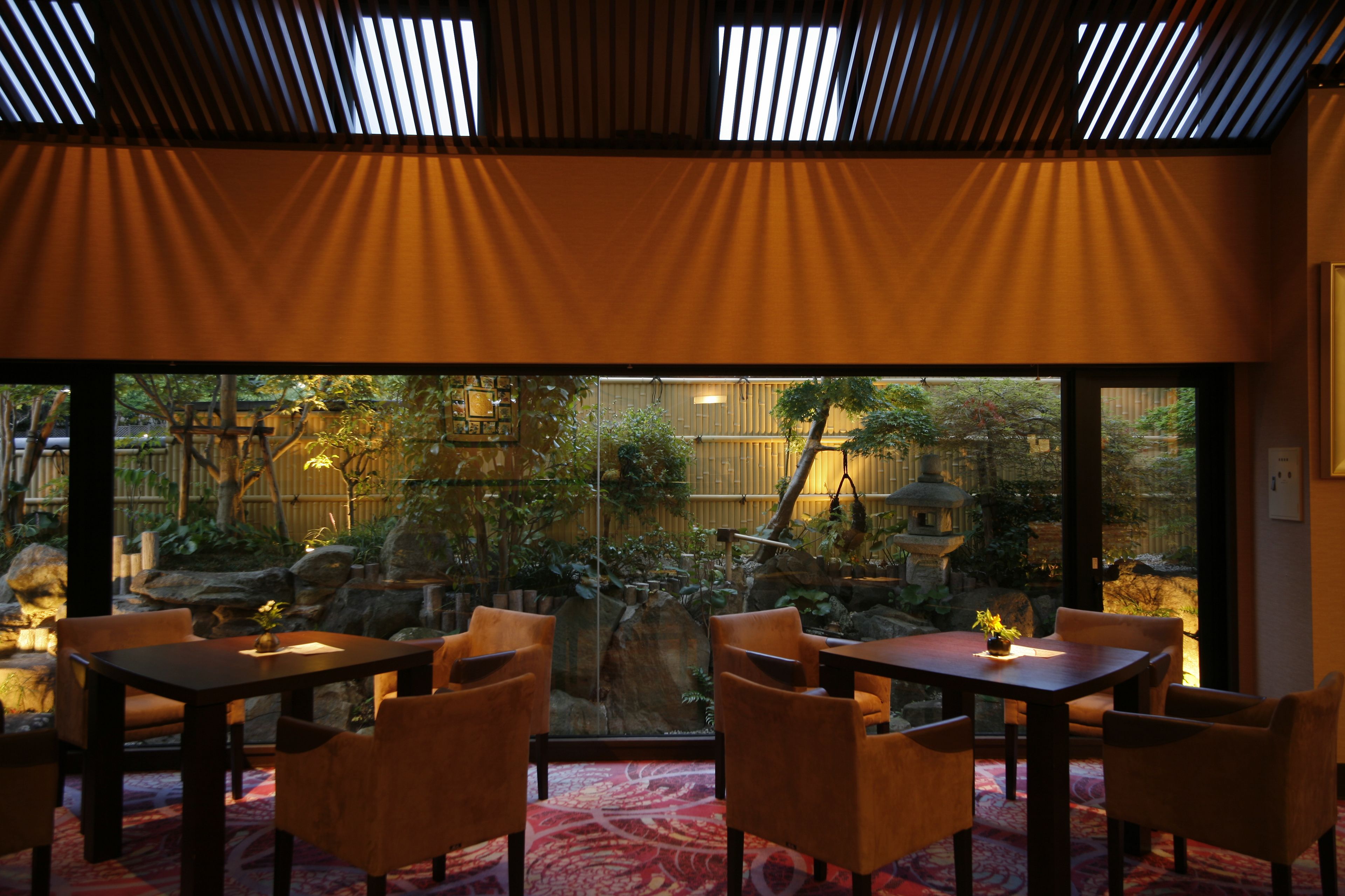 2 bars/lounges