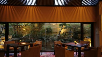 2 bars/lounges