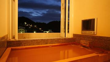 Quarto tradicional, para não fumantes (with Open-air bath, Deluxe Room) | Banheiro | Chuveiro/banheira combinados, produtos de toalete de grife