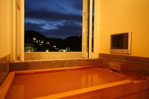 傳統客房, 非吸煙房 (with Open-air bath, Deluxe Room) | 浴室 | 花灑/浴缸組合、名牌梳洗用品、風筒、拖鞋