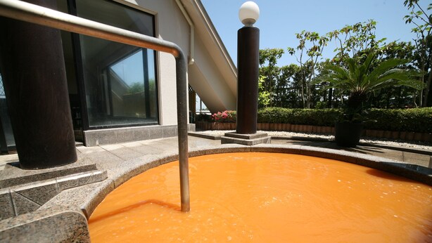 A pool with a metal ladder and a spherical ornament on a pillar. - Arima Hot spring Ryokan Hanamusubi (Kobe)