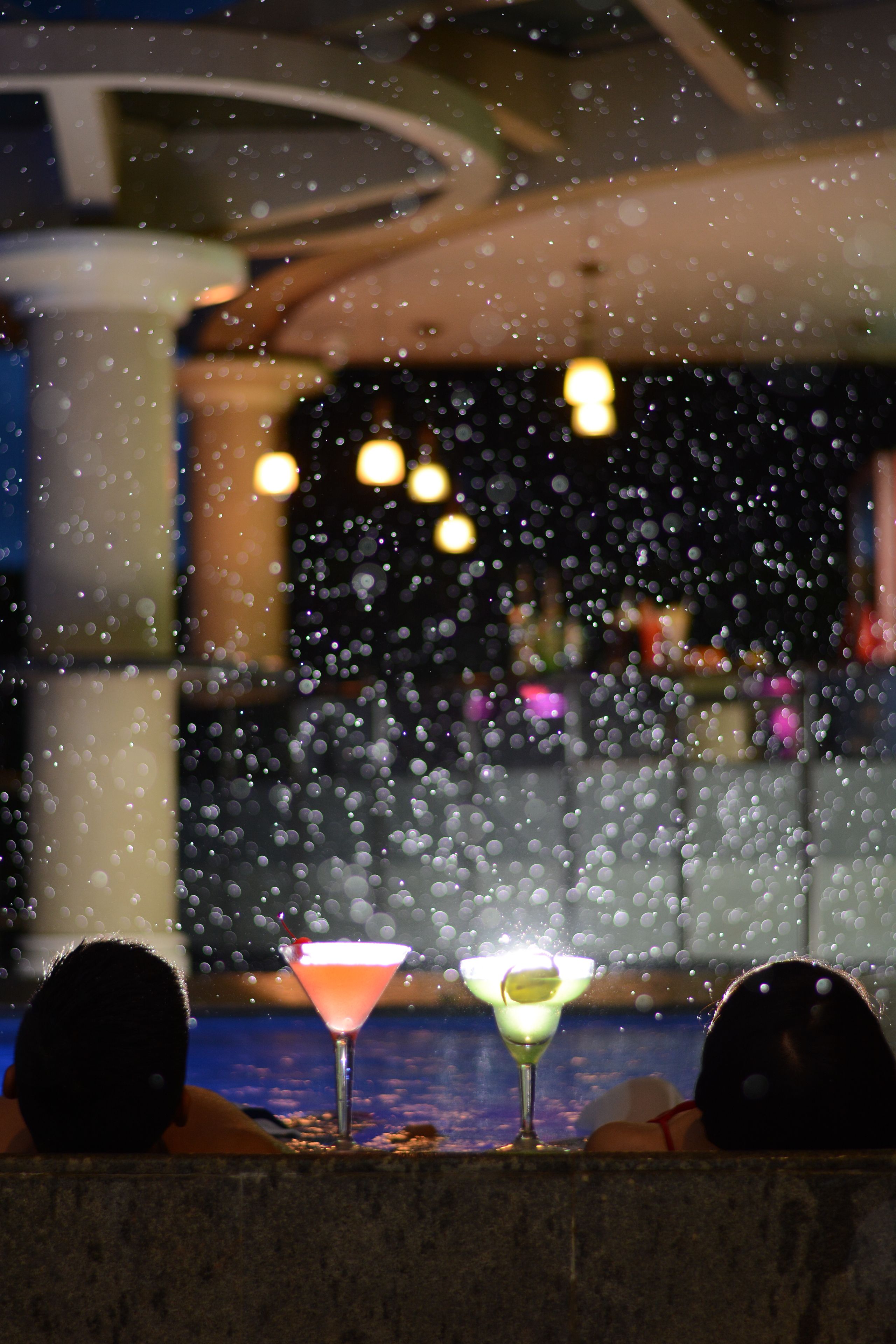 Una piscina al aire libre, sombrillas, sillones reclinables de piscina