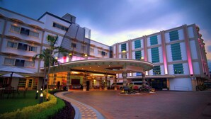 A hotel with a curved entrance, multiple floors, and a modern architectural design. - Hotel Centro Puerto Princesa, Palawan (Puerto Princesa)